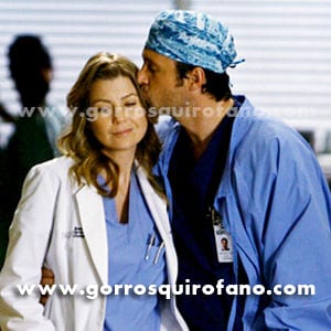 Foto del Dr. Derek Sheperd con gorro quirúrgico besando a la protagonista de Anatomía de Grey Meredith Grey